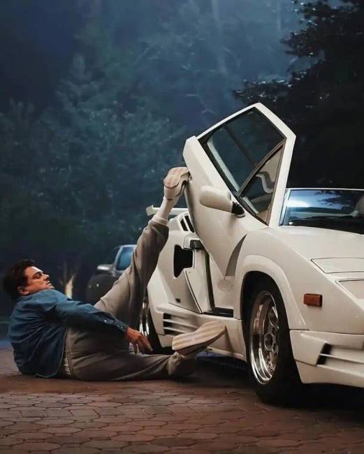 DiCaprio karaktere, Jordan Belfort tőzsdeügynök épp tiltott szerek hatása alatt próbál beszállni a Lamborghinibe...