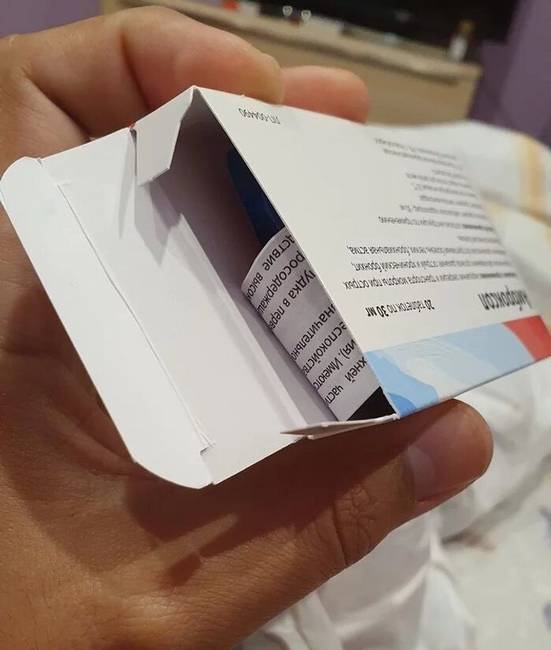 „Egy ideje már észrevettem, hogy bármelyik oldalon is nyitsz ki egy gyógyszeres dobozt, biztos, hogy ott lesz a használati utasítás. Miféle varázslat ez?"