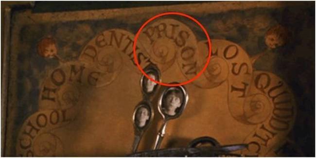 Molly Weasley varázsóráján, mely a család tagjainak pontos helyét mutatja, az látható, hogy épp "Börtönben" vannak.