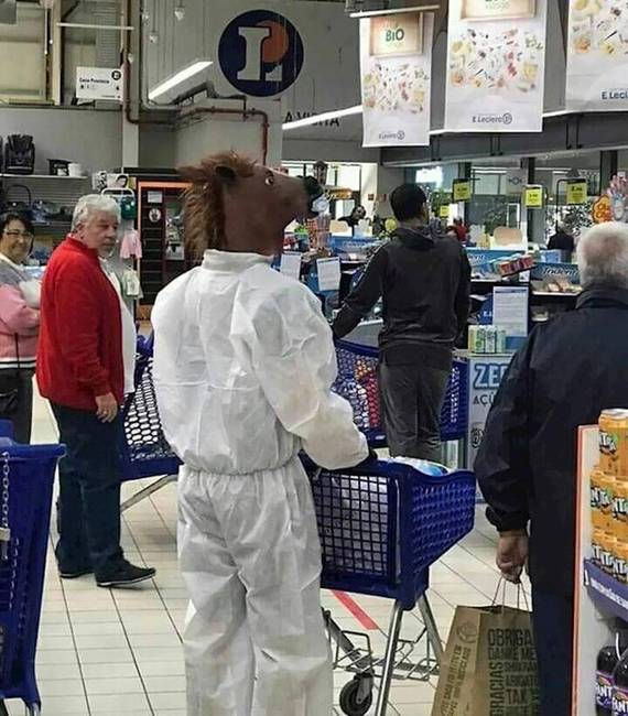 Nem tudjuk, hogy véd-e a vírustól, mindenesetre szerzett vele egy jó napot a többi vásárlónak.