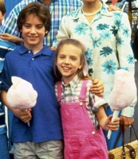 Elijah Wood és Scarlett Johansson a 90-es évek elején.