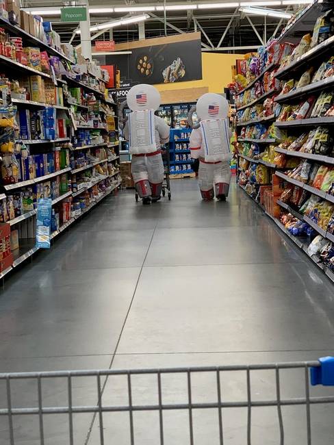 „A fiam látta bevásárlás közben ezt a felfújható szkafanderben sétáló idős házaspárt."
