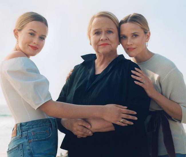 „Csak Reese Witherspoon, élete különböző szakaszaiban." (a képen egyébként lánya, édesanyja, és maga Reese Witherspoon látható)