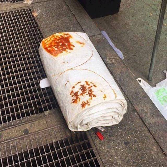 Végezetül egy klassz kis burrito, ami valójában rozsdafoltos ponyva.