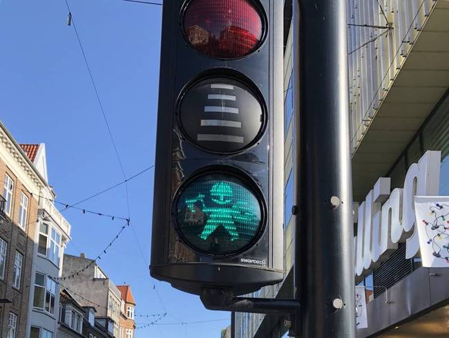 Dániában a zöld lámpa jelzéséhez apró vikingeket használnak.