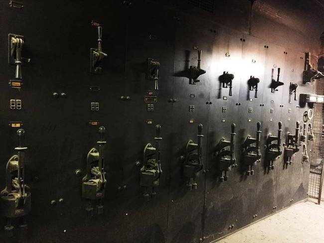 „Ebben az épületben még mindig megőrizték az eredeti, 1909-ben felszerelt elektromos kapcsolókat."