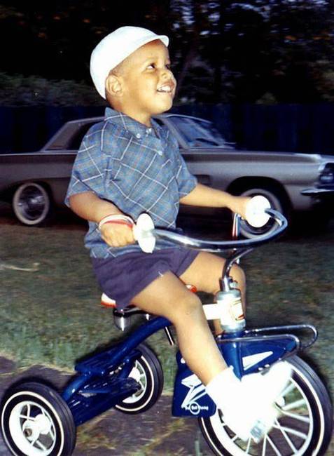 A kerékpározó Barack Obama, 1965-ben.