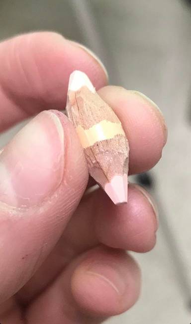 Ez történik, ha egy kétvégű ceruzát a végletekig használunk.