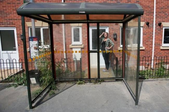 Nem nagyon foglalkoztak a buszmegálló mögött élő család sorsával.