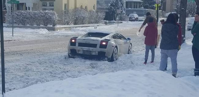 Egy Lamborghini a havas időben több okból kifolyólag is rossz választás.