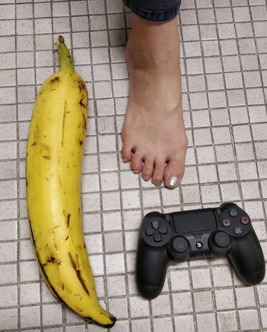 „Találtam egy hatalmas banánt. A joystick és a lábam csak összehasonlításképpen."