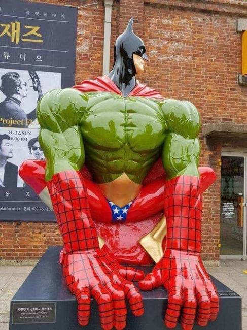 Batman-Hulk-Pókember-Vasember-Csodanő Superman köpennyel. Van valami, ami képes lehet őt legyőzni?!