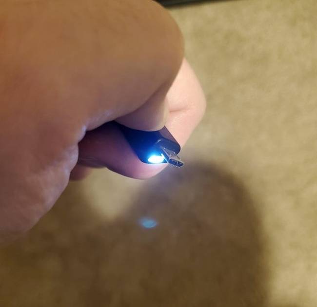 USB kábel háttér világítással, hogy sötétben vagy rossz fényviszonyok mellett is könnyű dolgunk legyen.