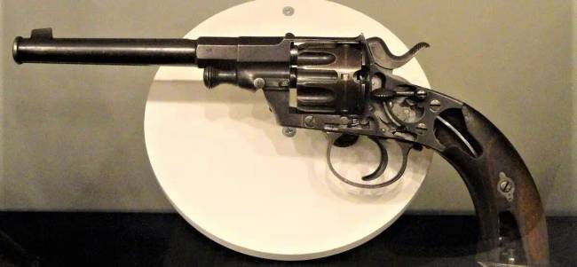 Az 1883-as Reichsrevolver revolveren egy zászló típusú biztosíték látható a tok bal oldalán.