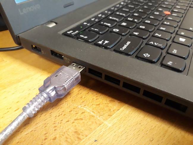 Ennek a laptopnak az oldalsó hűtőbordái pont úgy néznek ki, mintha USB csatlakozók lennének.