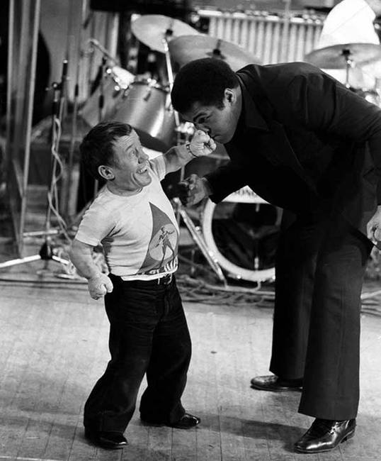 Kenny Baker és Mohammed Ali, 1979-ben.