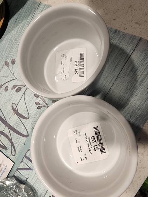 Másokat is feldühít, amikor az ilyen matricákat az edények belsejébe ragasztják?