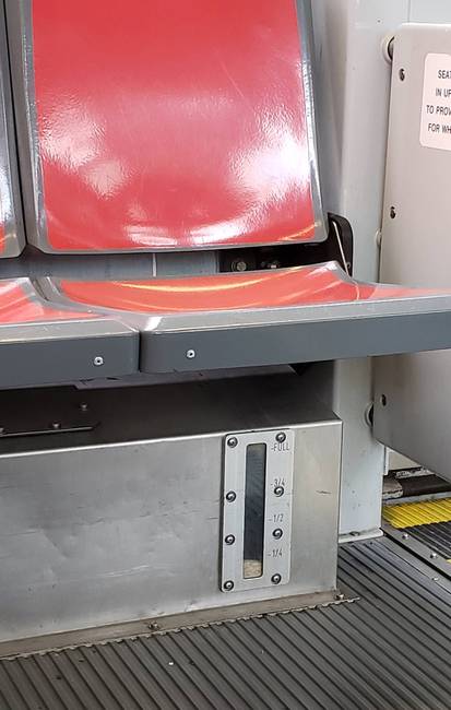 „A metró ülése alatt találtam egy dobozt, valamilyen apró-szemcsés anyaggal töltve. Mi lehet ez?!"