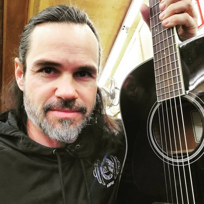 „Abbahagytam a hajam és a szakállam festését, és 47 évesen elkezdtem gitározni."