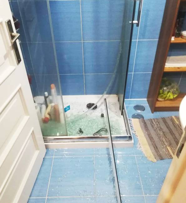 „A macskámnak valahogy sikerült betörnie az üveg fürdőszobaajtómat."
