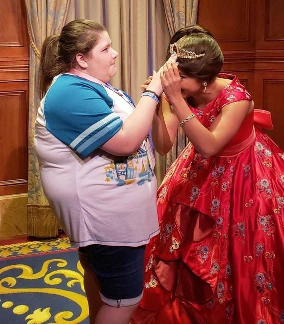 A Disney-hercegnő megengedte a vak rajongó számára, hogy megérintse és ezáltal ő is érezhesse a koronáját és a ruháját.