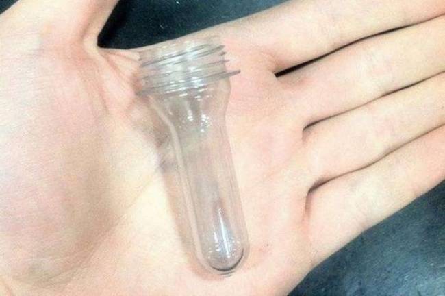 Egy 1 literes műanyag üdítős palack, mielőtt hő segítségével kitágítják.