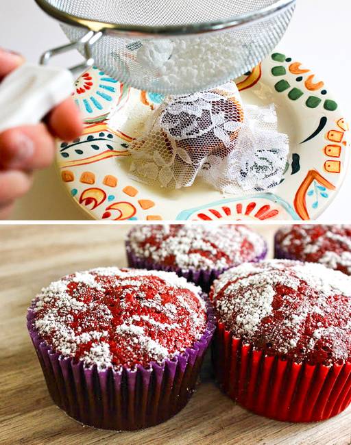 Ha professzionálisan szeretnénk díszíteni a cupcake-eket, minimális erőfeszítéssel, akkor használjunk csipkés terítőt. Csak helyezzük rá a süteményekre, szórjuk meg őket porcukorral, majd óvatosan távolítsuk el a csipkét.