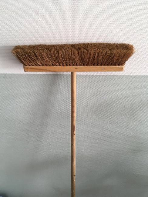 „A seprűt mindig fejjel lefelé rakd el. Így a sörték nem fognak meghajlani. Ez a seprű már több mint 10 éves."