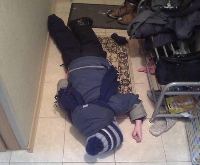 „Ha nem segítek a kisöcsémnek levetkőzni, akkor ezt csinálja."