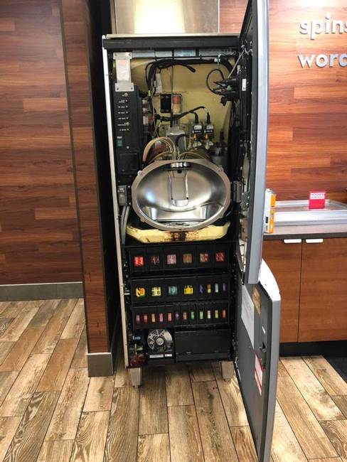 Így néz ki egy önadagolós italautomata belülről.