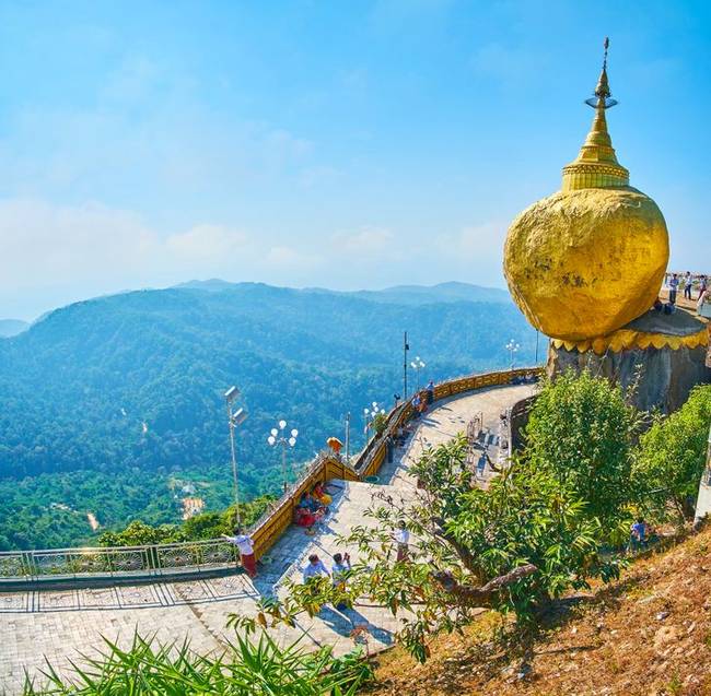 A Kyaiktiyo Pagoda Mianmarban