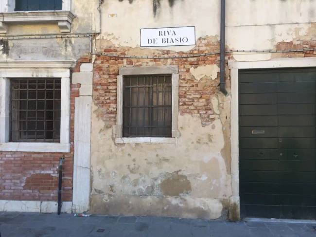 A "Riva de Biasio" vízi busz megállója.