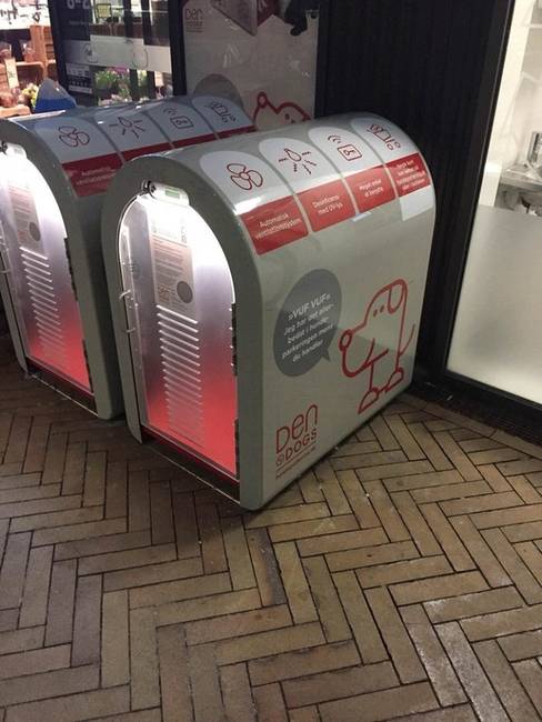 Klimatizált kutyamegőrző egy bevásárlóközpont bejáratánál.