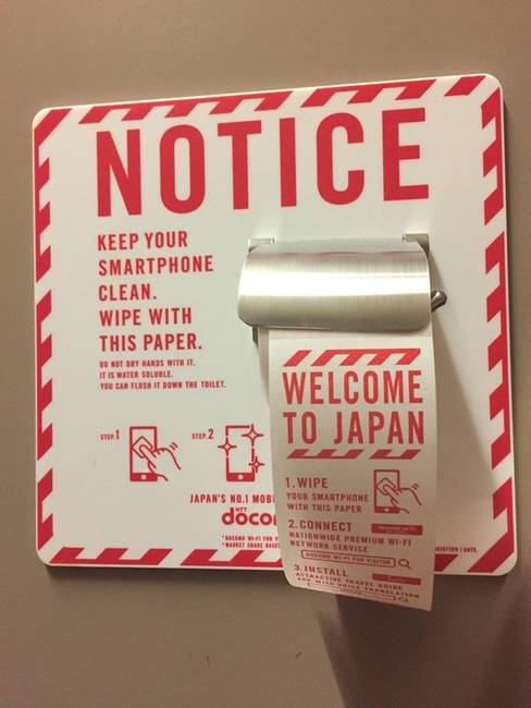 Falra szerelt kijelző tisztító kendő adagoló egy japán repülőtéren.