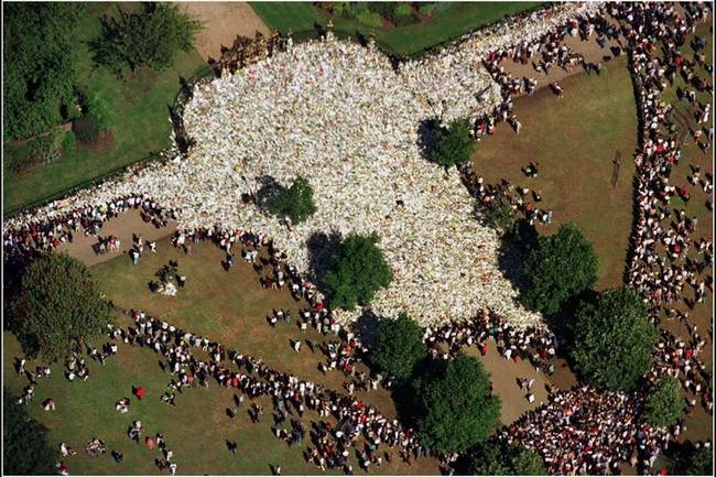 1997: a Diana hercegnő halálát követően a Buckingham-palotába hozott virágok.
