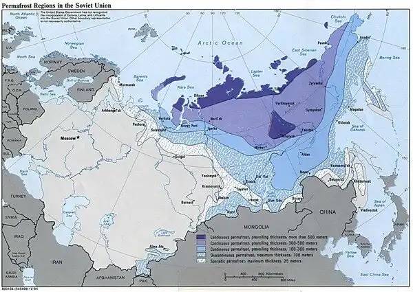 A Szovjetunió területének 47%-án örök fagy, a területének 75%-án pedig időszakosan -40°C-os hőmérséklet uralkodott. Ilyen körülmények között nehéz élni, építeni, termeszteni, dolgozni. A költségeket csak a Föld gyomrában lévő ásványi anyagok bősége kompenzálta.
