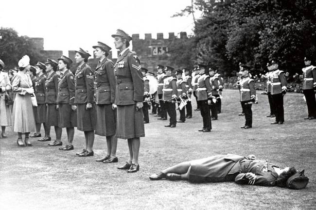 II. Erzsébet brit királynő előtt eszméletlenül összeesett fiatal lány, 1949-ben.