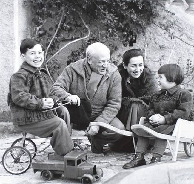 Pablo Picasso és Françoise Gilot, a festőnő gyermekeivel az 50-es években.