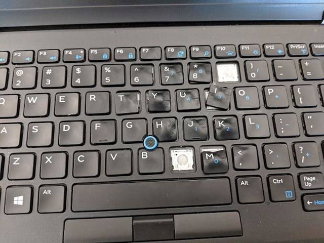 Ráöntötte a vizet a laptopjára, majd úgy döntött, hogy hajszárítóval megszárítja.