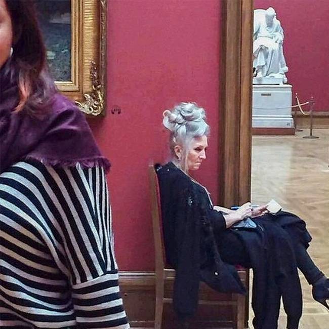 A Van Gogh kiállítás igazi műtárgya Nina Alexandrovna, a galéria 64 éves főfelügyelője.
