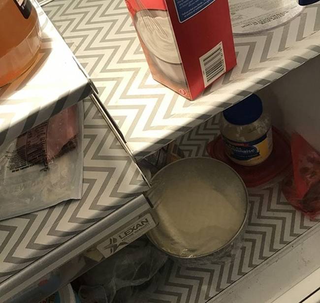 „Lifehack azoknak, akik utálják elmosni a hűtőszekrény polcait: csomagolópapír!"