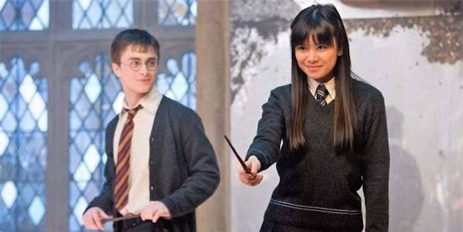 A "Harry Potter és a Főnix Rendje" című filmben Harry Potter Lupin professzorhoz hasonló pulóvert visel. Ez Daniel Radcliffe ötlete volt: a színész úgy vélte, hogy Harry minden bizonnyal szeretne a szeretett tanárára hasonlítani.
