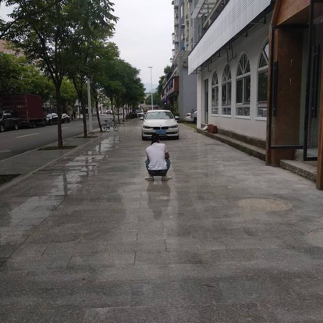 A kínaiak bárhol képesek leülni és elaludni, vagy leparkolni a kocsijukkal. Olyan helyeken is, ami nekünk, európai emberek számára teljesen elképzelhetetlenek.