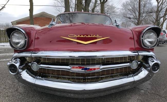 Az alábbi képeknek hála pedig egy kicsit mi is körbe járhatjuk és megcsodálhatjuk ezt az egészen pazar, hibátlanul felújított 1957-es Chevrolet Bel Air-t.