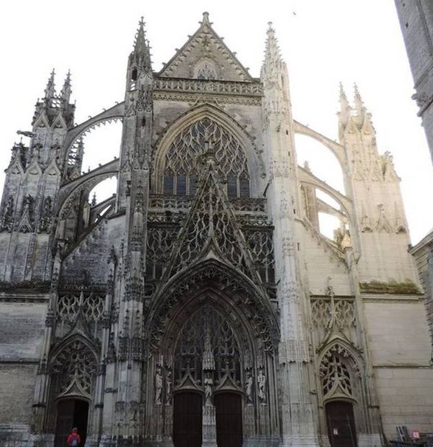 A franciaországi Trinity Abbey templom, amit hosszú idő után először takarítottak le kívülről.