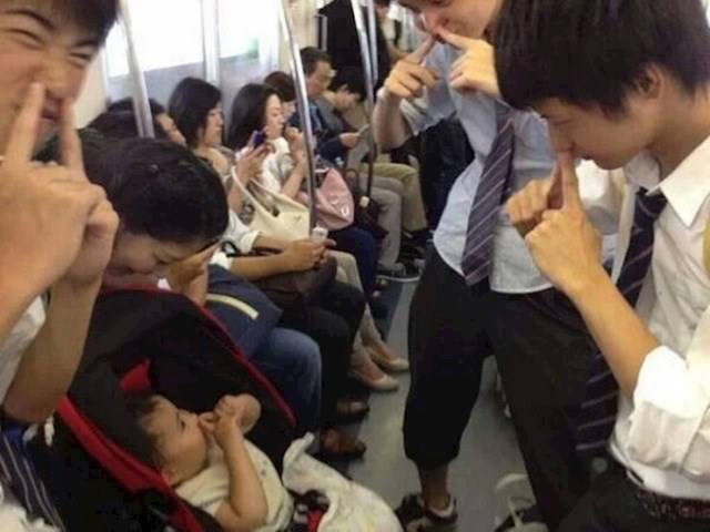 A japán középiskolás diákok itt épp próbálnak megnevettetni egy síró kisbabát a tömegközlekedésen.