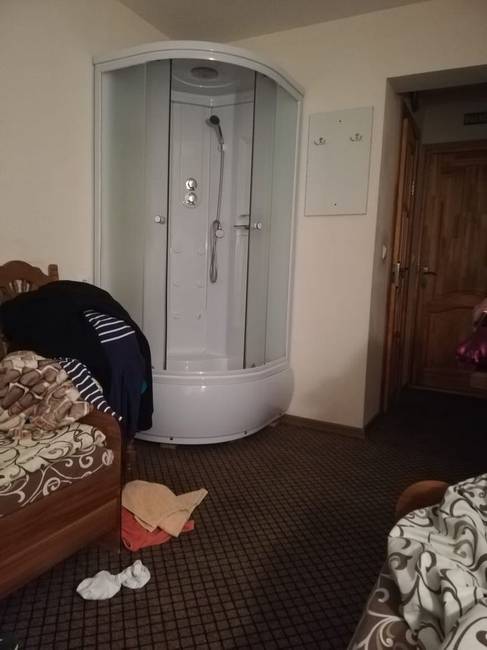 „Szoba, kényelmi szolgáltatásokkal, egy útmenti szállodában."