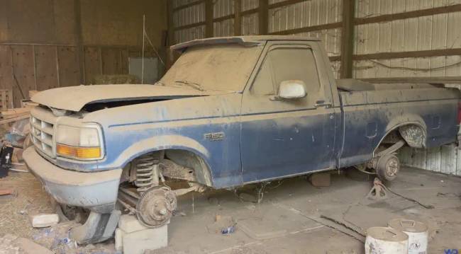 Ez a Ford F-150 1999 óta tétlenül állt: Így néz ki mosás után