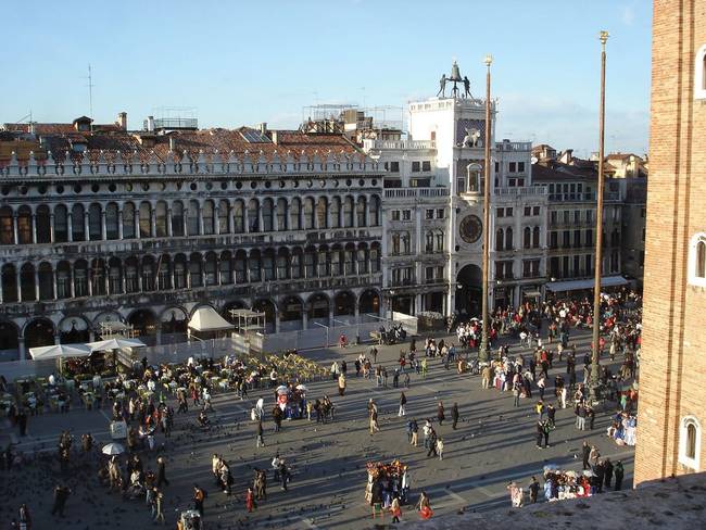 A festői Szent Márk tér szintén kong az ürességtől.