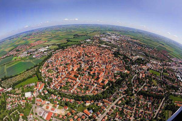 Nördlingen - a német város, amit egy meteoritkráterbe építettek.